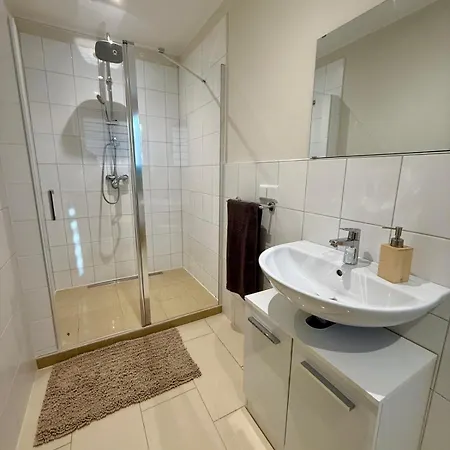 4 - Gemuetliche Mit Kuechenzeile Und Bad *